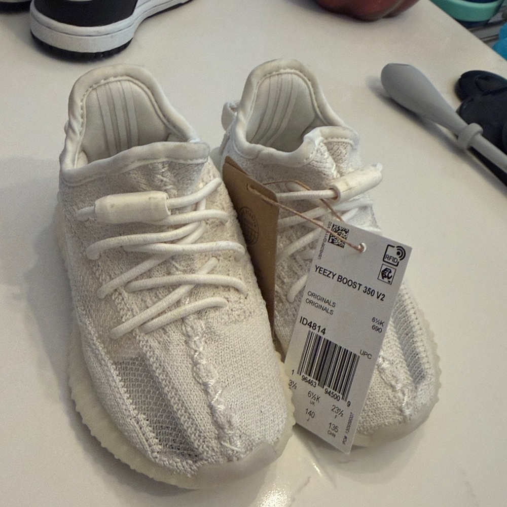 Yeezy Boost 350 V2 in White toddler 6.5k